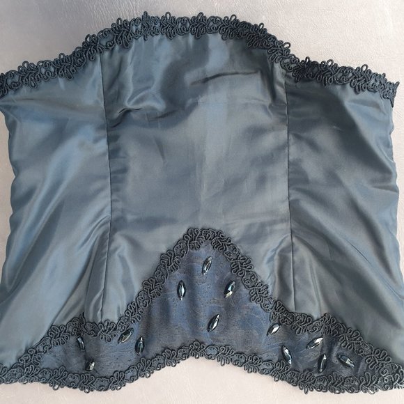 Corset and full length skirt - Picture 2 of 10